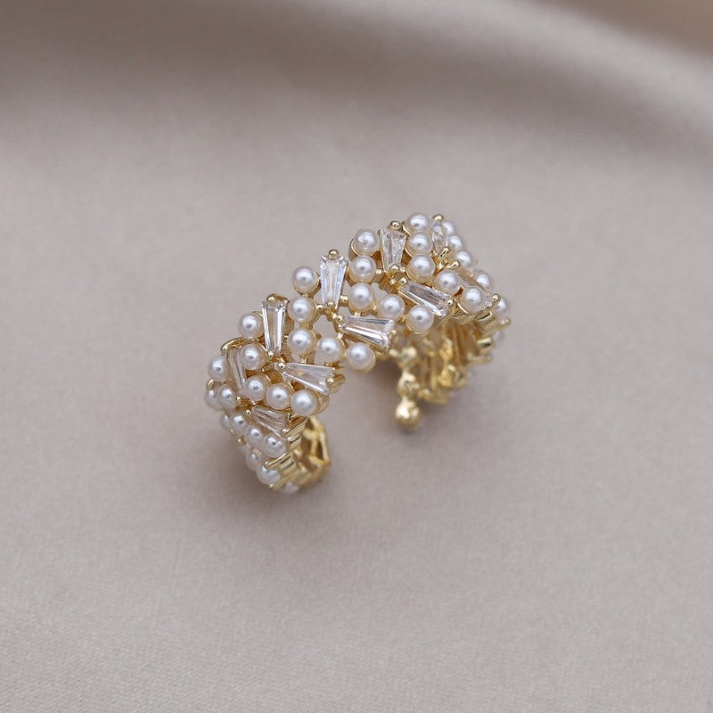 Verstellbarer Damenring mit Perle & filigranem Pflanzenmotiv; modischer Silberschmuck für Frauen.