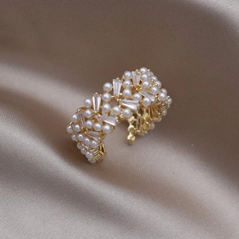 Einfacher, eleganter Damen Perlenring, verstellbar; klassischer Schmuck mit natürlicher Schönheit der Perle.