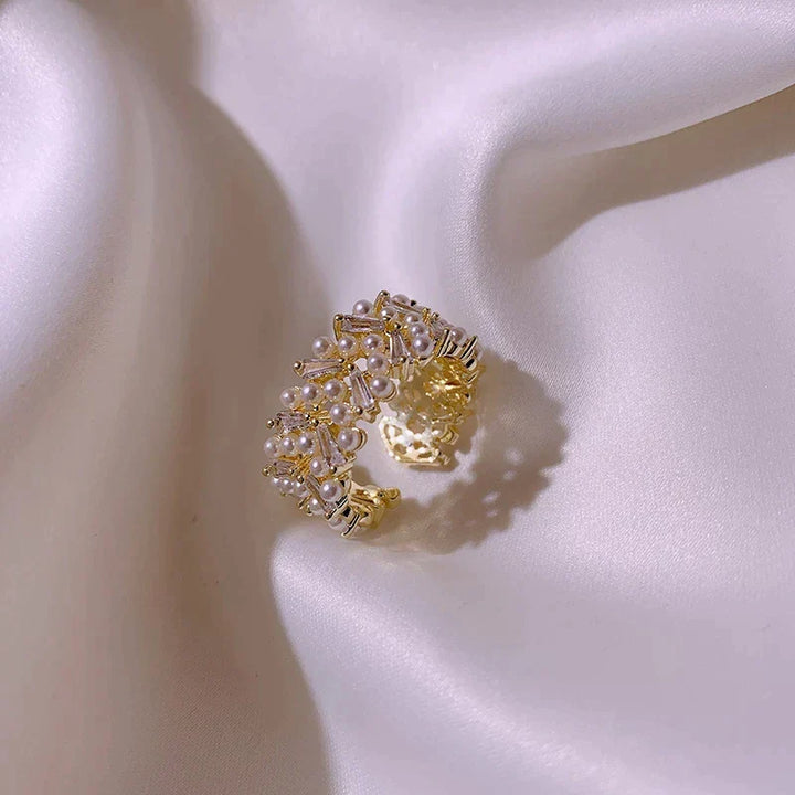 Damen-Perlenring, verstellbar, mit elegantem Pflanzenmotiv & glänzender Perle; stilvoller Modeschmuck.