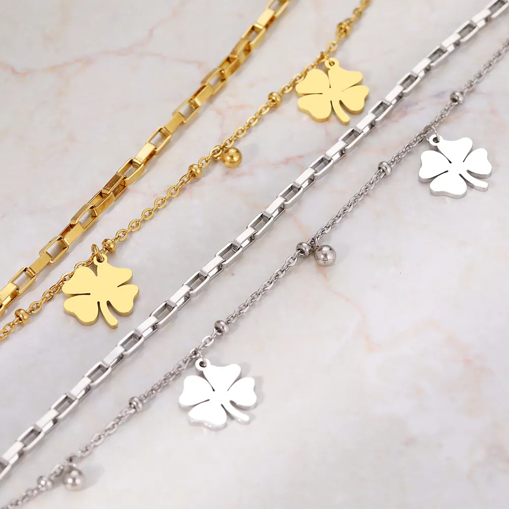 Glänzendes Kleeblatt Damenarmband, Gold & Silber, ein perfektes Geschenk und stilvoller Glücksbringer.