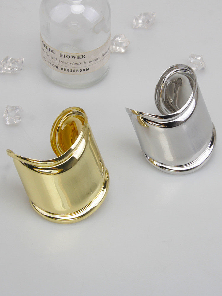Luxuriöses Platin-Wellenarmband, asymmetrischer Statement-Schmuck für den modernen Unisex-Look.