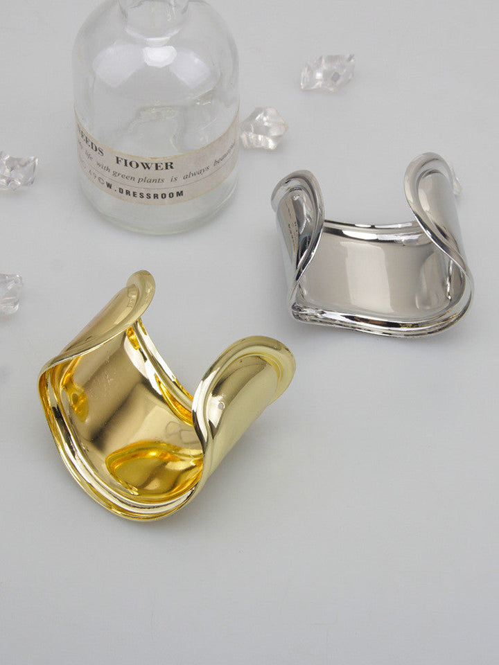 Unisex Statement-Armband mit einzigartiger Wellenform, modernes Accessoire aus Metall.
