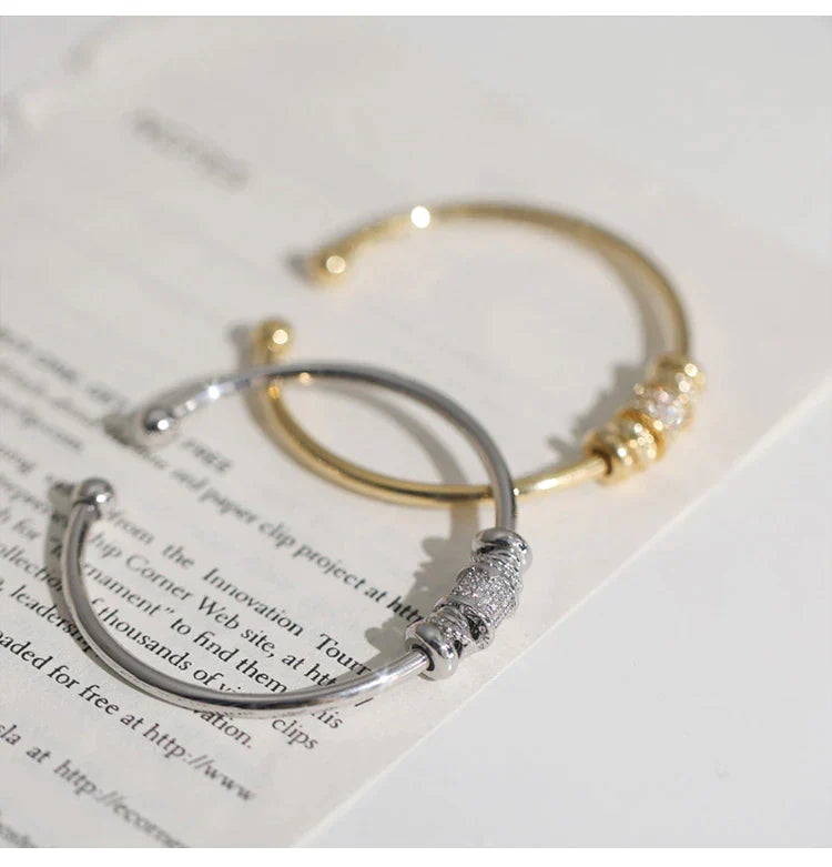 Glänzender zylindrischer Damenarmreif, französisch inspiriertes Accessoire, eine luxuriöse Geschenkidee für Frauen.