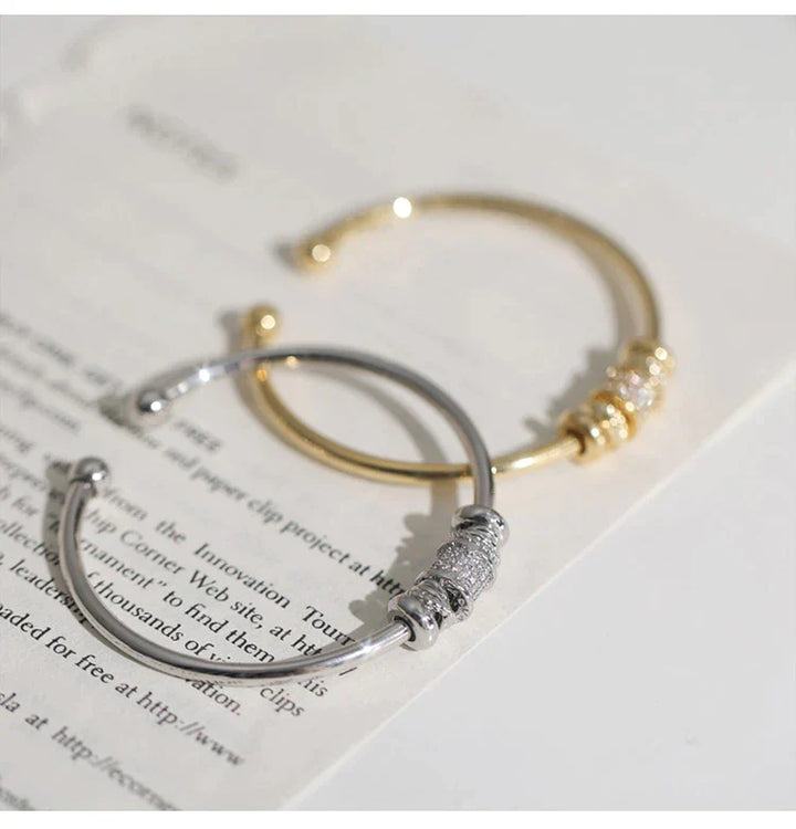 Glänzender zylindrischer Damenarmreif, französisch inspiriertes Accessoire, eine luxuriöse Geschenkidee für Frauen.