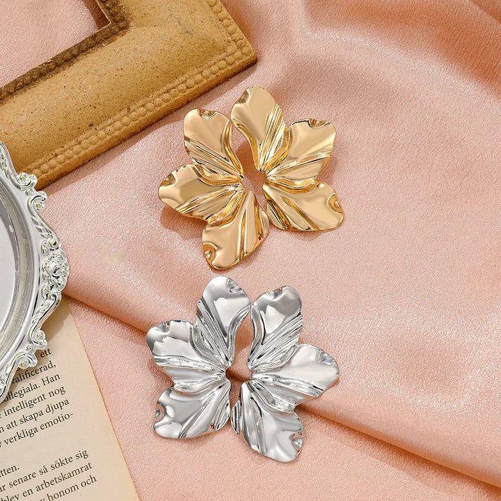 Damen Blumen-Ohrstecker im Blütenblatt-Design. Eleganter Schmuck aus Metall, ideal als zeitloses Geschenk.