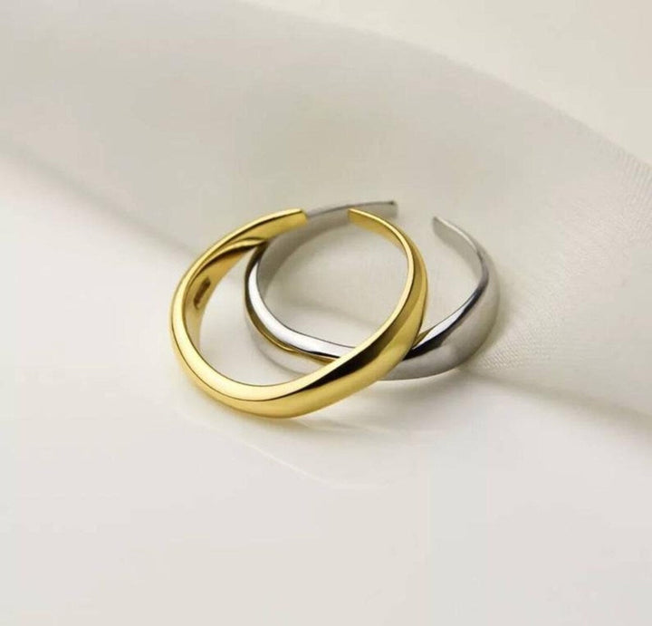 925er Silber Wellenring, geometrisch und modern. Eleganter Damenring, perfekt als Accessoire.
