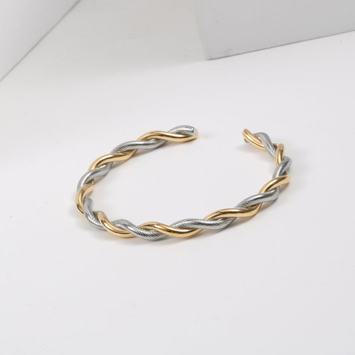 Nahaufnahme eines eleganten Damen Twist Armbands aus glänzendem Edelstahl, perfekt als Geschenk.