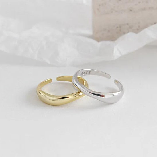 Schlichter 925er Silber Wellenring für Damen. Moderner geometrischer Ring, vielseitiges Accessoire.