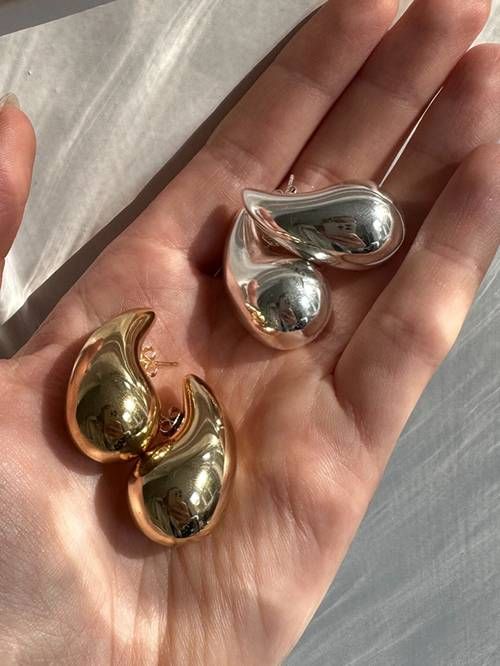 Stilvolle Silber Tropfenohrringe GlimmerDrops, schimmernder Damenschmuck, perfekt für ein elegantes Outfit.