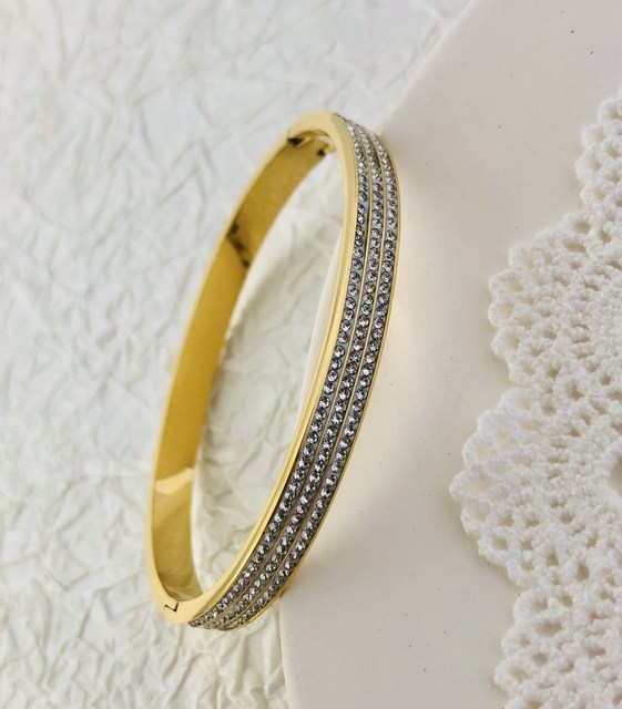 Elegantes Damen Schmuckstück: Armband mit glitzernden Zirkonen für Glanz.