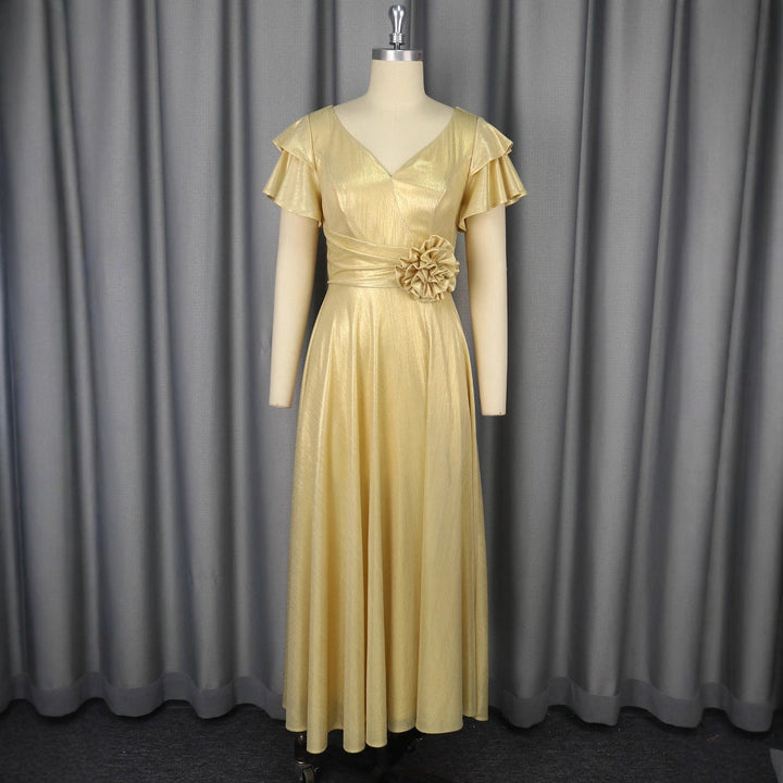 Glamouröses goldenes Damen Ballkleid mit V-Ausschnitt & auffälligen Rüschen. Ideal für Gala & Hochzeitsgast.