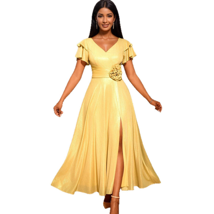 Festliches goldenes Damenkleid mit elegantem V-Ausschnitt und glamourösen Rüschen. Ideal für Gala & Event.