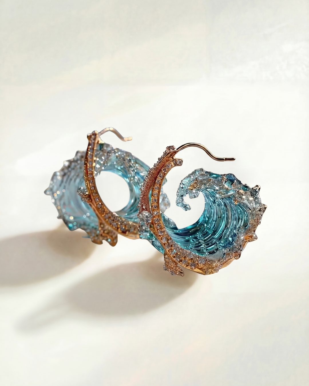 Goldene Damen Ohrringe "Ozeanische Eleganz" aus Edelstahl mit Natur Design. Schicker & zeitloser Damenschmuck.