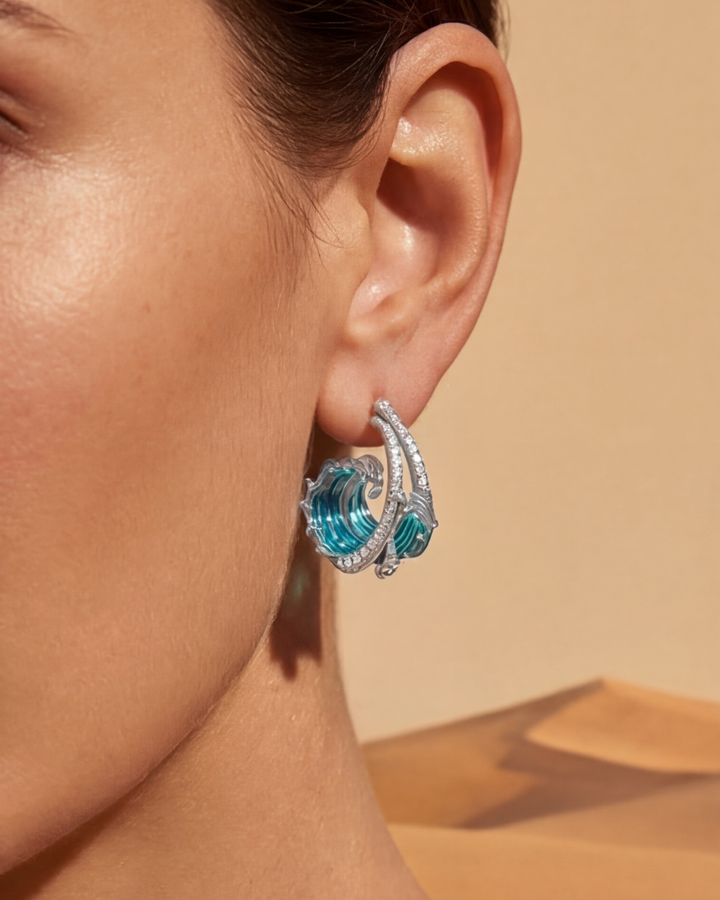 Damen Ohrringe in Gold mit ozeanischem Natur Design, getragen. Modischer Edelstahlschmuck für Eleganz im Alltag.