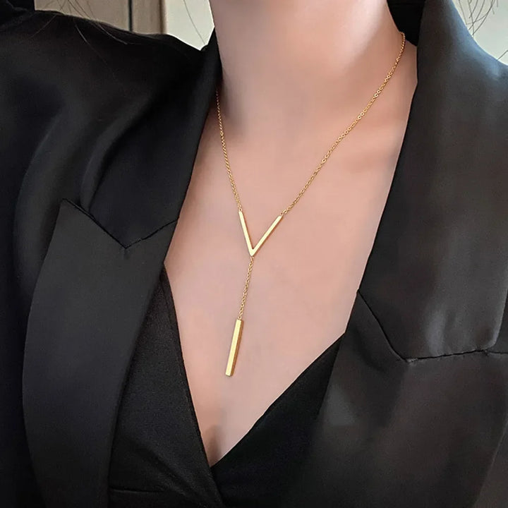 V-förmige Gold Halskette für Damen, ein zeitloses Accessoire, das Eleganz und Glamour verleiht.