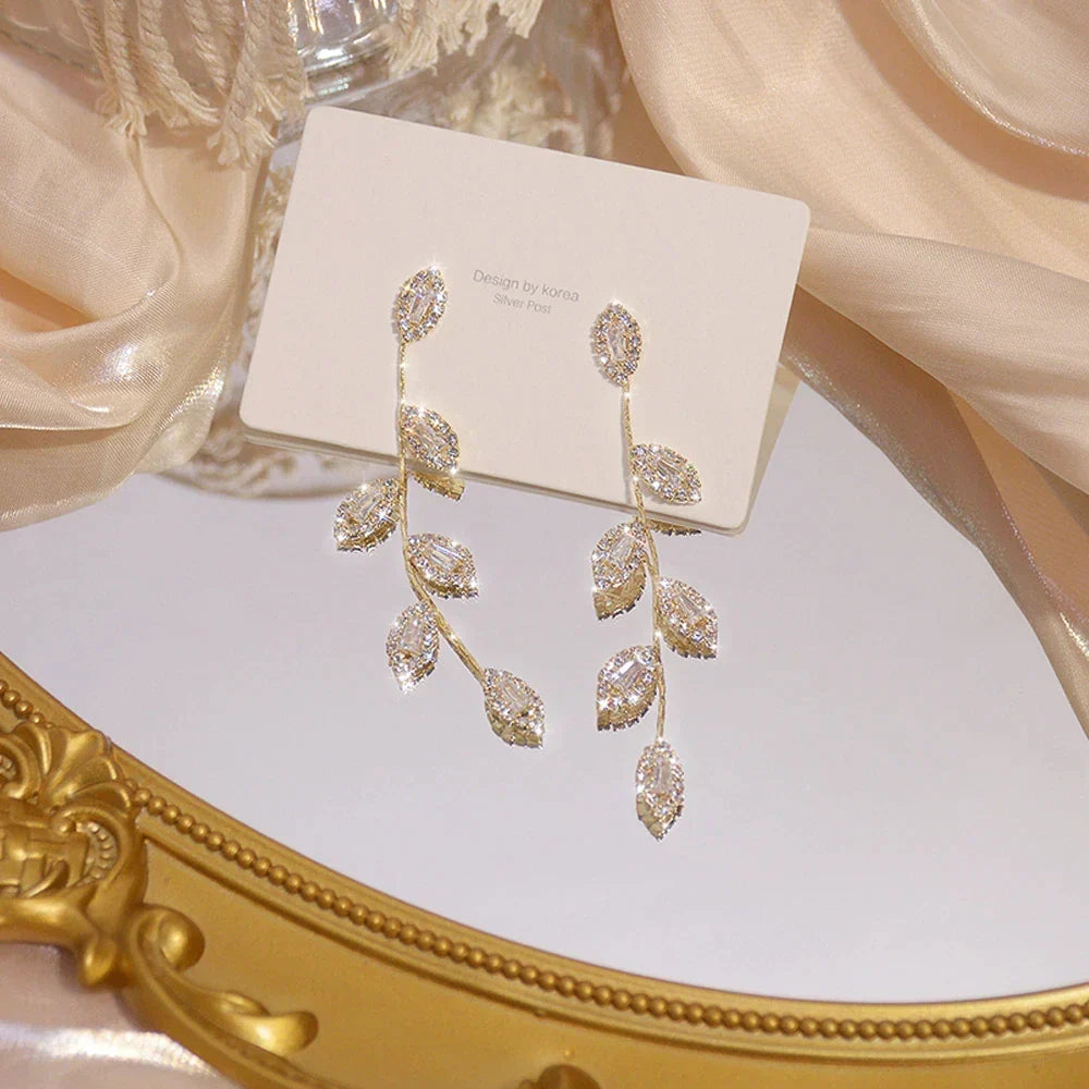 Goldene Damen Blattohrringe, zart & elegant, perfekt für Alltag & besondere Anlässe. Moderner Modeschmuck.