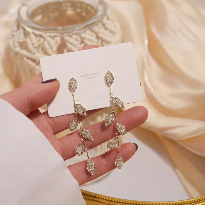 Vielseitige goldene Blattohrringe für Damen, zart & stilvoll, ideales Geschenk für jede Frau. Filigraner Modeschmuck.