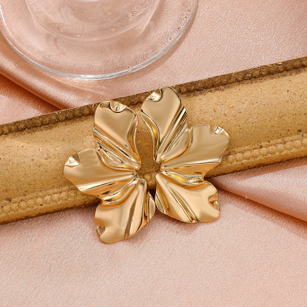 Schlichte, elegante Blütenblatt-Ohrstecker für Damen. Zeitlose Metall-Ohrringe als perfektes Mode-Accessoire.