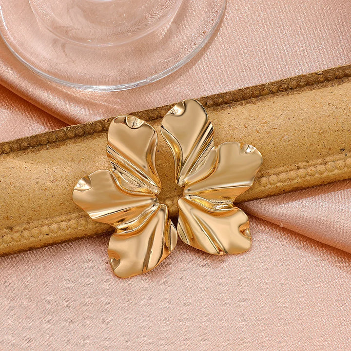 Schlichte, elegante Blütenblatt-Ohrstecker für Damen. Zeitlose Metall-Ohrringe als perfektes Mode-Accessoire.