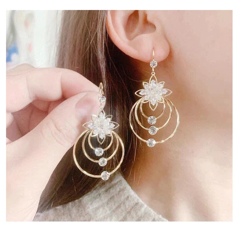 Modische goldene Creolen für Damen, vielseitiger Look.