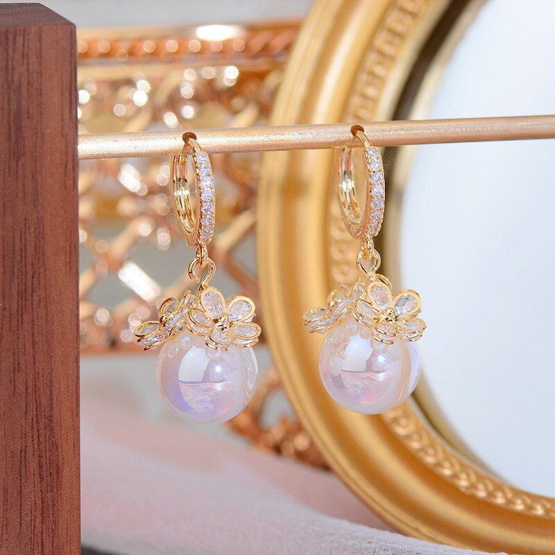 Moderne Damen Perlenohrringe mit Zirkonia-Akzenten. Runder, vergoldeter Ohrschmuck für jeden Anlass.