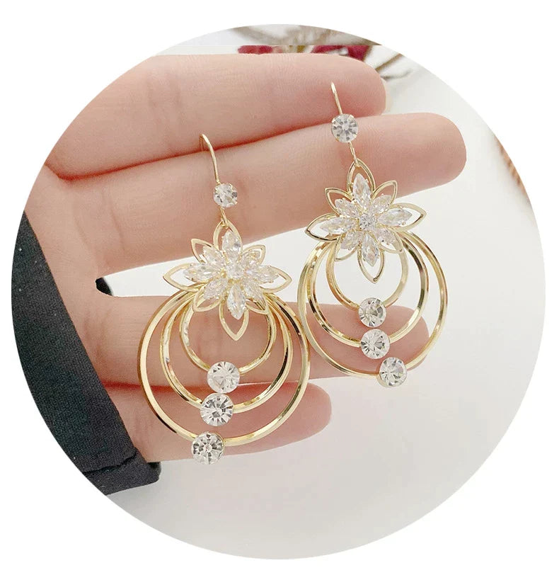 Elegante goldene Creolen für Damen, zeitloser Ohrschmuck.