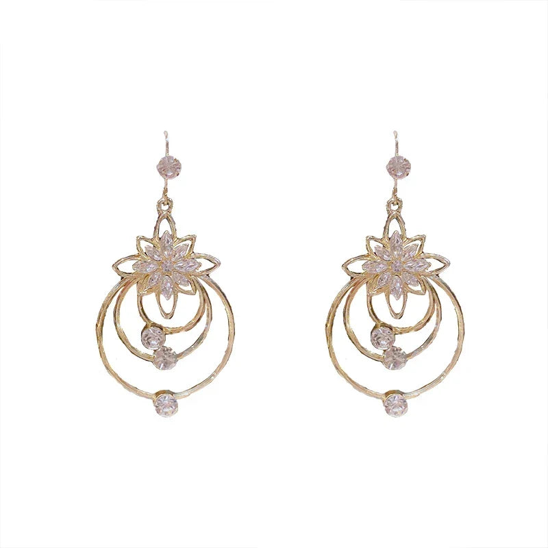 Nahaufnahme: Elegante goldene Creolen für Damen, glänzende Oberfläche.