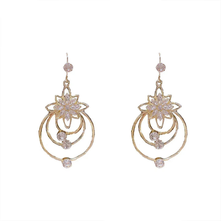 Nahaufnahme: Elegante goldene Creolen für Damen, glänzende Oberfläche.