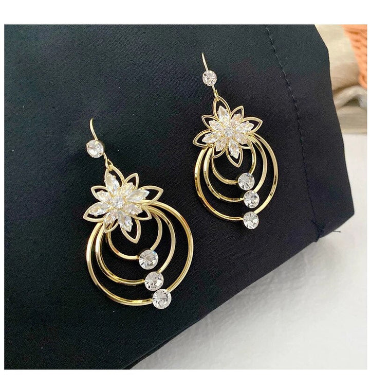 Glänzende goldene Creolen für Damen, modischer Goldschmuck.