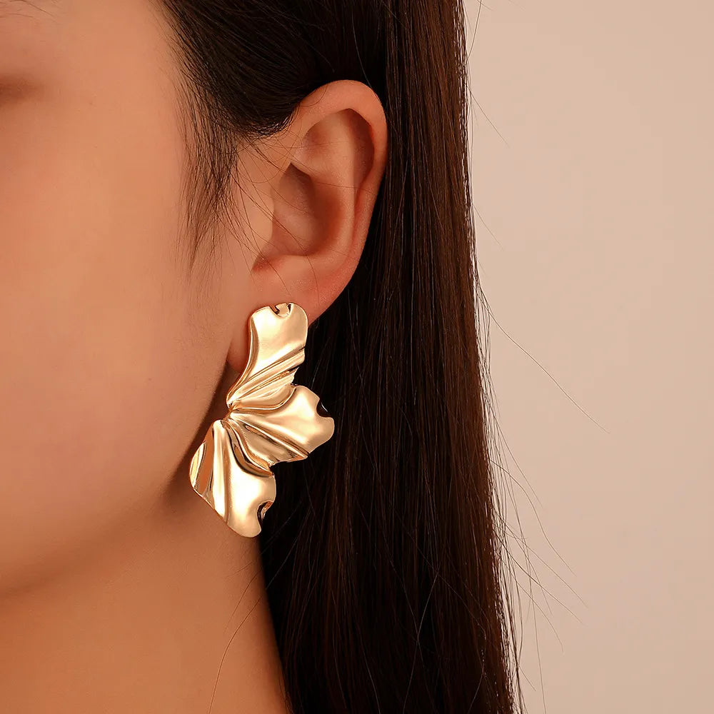 Modische Damen Blütenblatt-Ohrstecker aus hochwertigem Metall. Elegante Schmuck-Ohrringe für einen stilvollen Look.