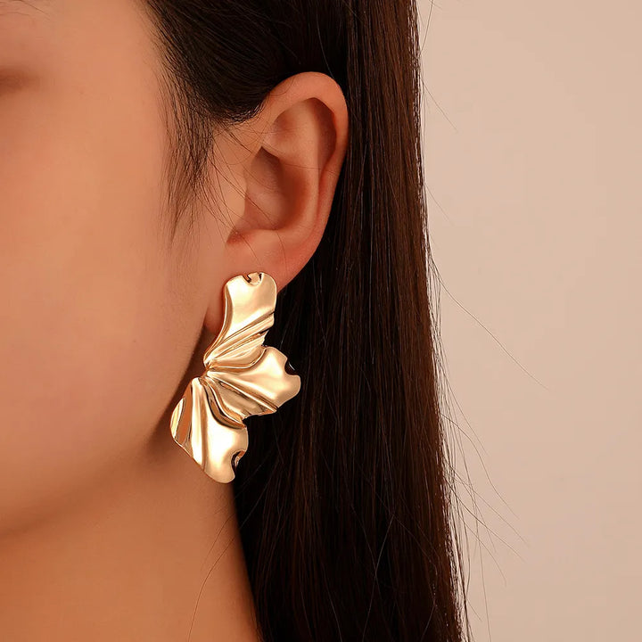Modische Damen Blütenblatt-Ohrstecker aus hochwertigem Metall. Elegante Schmuck-Ohrringe für einen stilvollen Look.