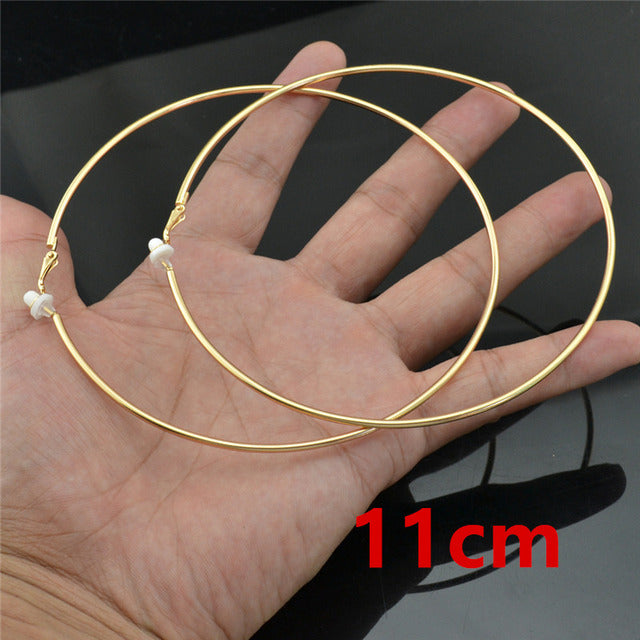 Elegante goldfarbene Clipohrringe, runder Hoop; moderner Edelstahlschmuck ohne Piercing.