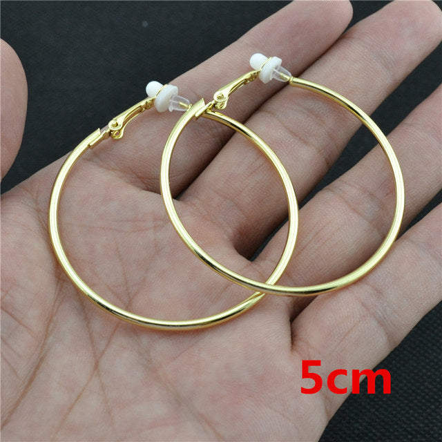Silberfarbene Clipohrringe, runder Stil, Damen; eleganter Edelstahlschmuck, kein Piercing erforderlich.