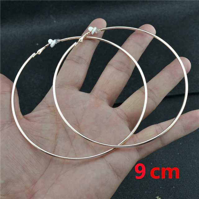 Roségoldene Clipohrringe, runder Schmuck; stilvolle Damenaccessoires, ohne Piercing, für jeden Tag.