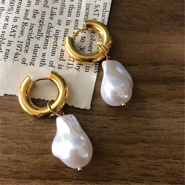 Statement Damen Perlenohrringe, goldfarben und platin plattiert. Vintage Kreisohrringe mit Barockperlen.