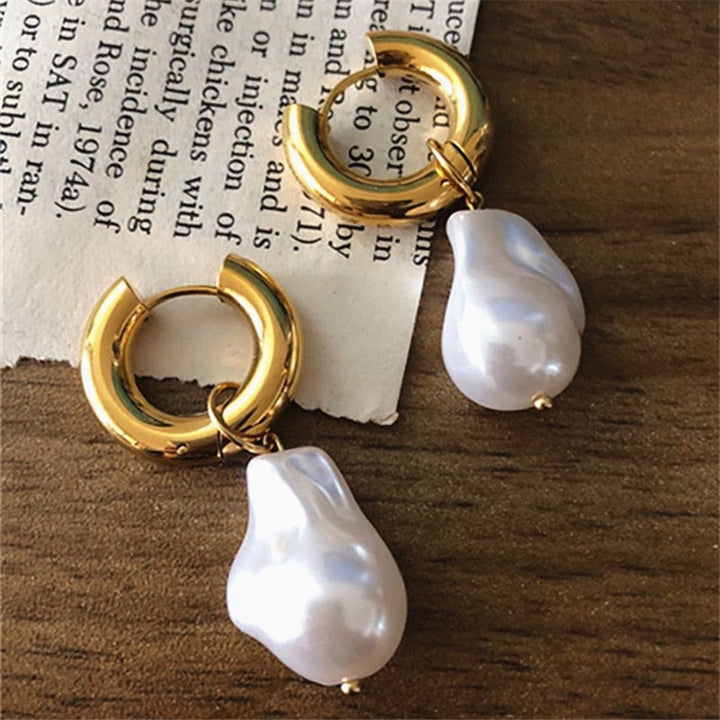 Damen Vintage Kreis Perlenohrringe, goldfarben, mit eleganten Barockperlen. Zeitloser Schmuck für Frauen.