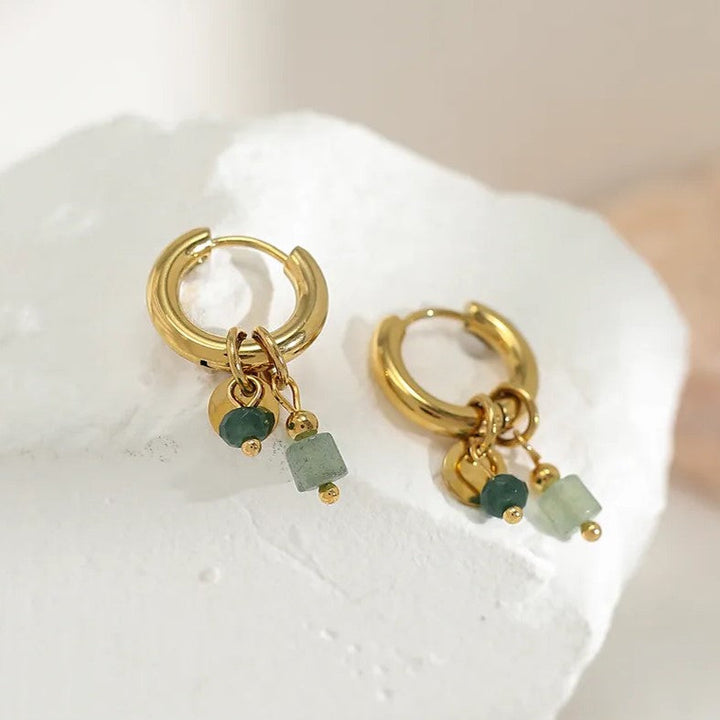 Elegante Damen Creolen aus Gold mit grünem Naturstein Anhänger, Vintage Stil Goldschmuck für Frauen.