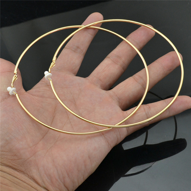 Goldfarbene Clipohrringe für Frauen, runder Stil; moderner Schmuck ohne Piercing, leicht und angenehm.