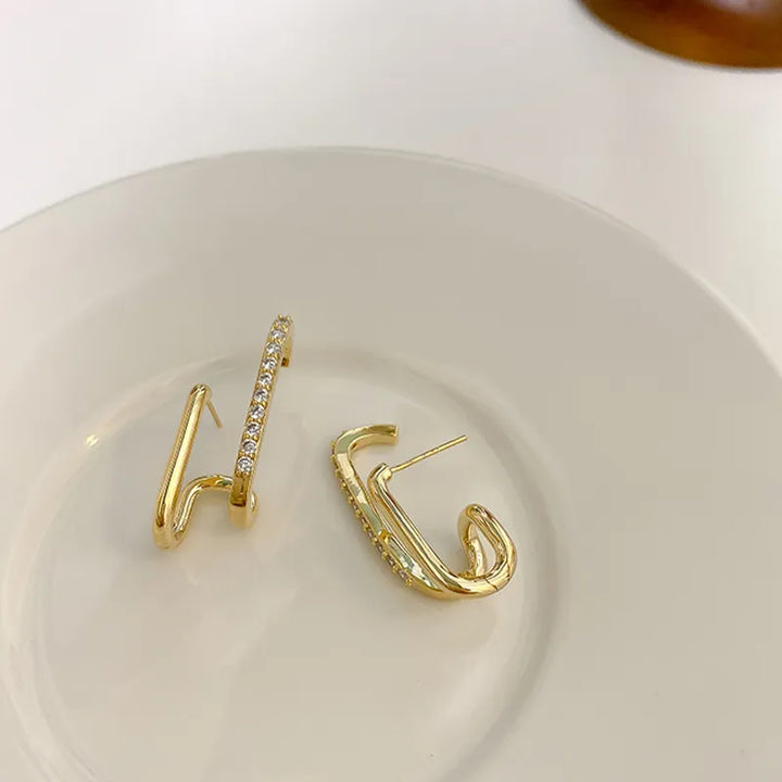 Elegant funkelnde Damen Kristall-Ohrstecker im Krallen-Design, perfekt als modisches Accessoire.
