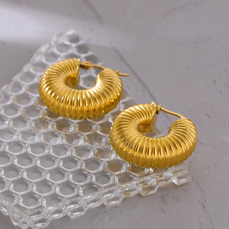 Moderne, vergoldete Edelstahl Creolen für Damen, geometrisch designt und ideal für stilvolle Auftritte.