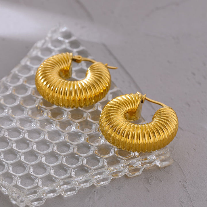 Moderne, vergoldete Edelstahl Creolen für Damen, geometrisch designt und ideal für stilvolle Auftritte.