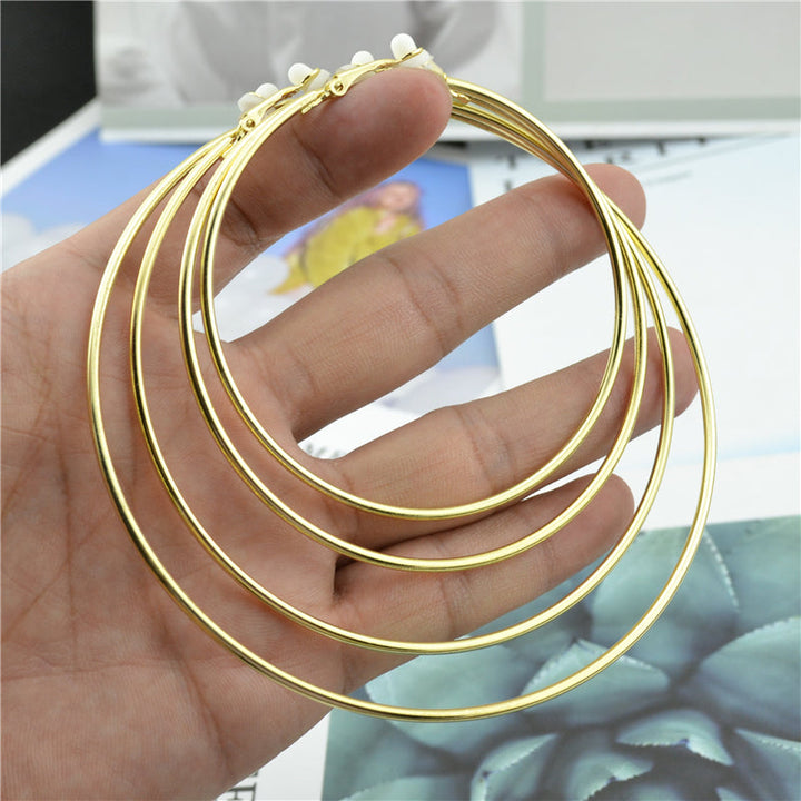 Goldfarbene runde Clipohrringe, Damen; stilvoller Edelstahlschmuck, einfach anzulegen, ohne Piercing.