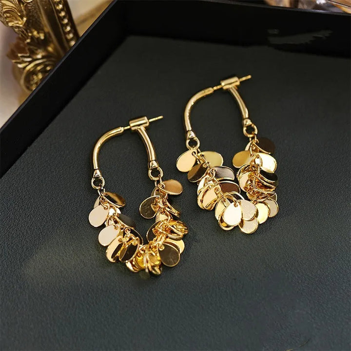 Lange Damen-Ohrringe mit glitzernden Pailletten und eleganten Quasten für festliche Anlässe und Abendmode.