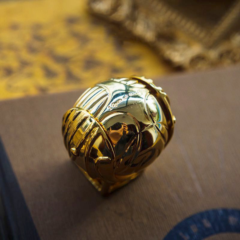 Luxuriöses, vergoldetes Schmuckkästchen mit goldenen Flügeln. Einzigartige Geschenkidee für Schmuckliebhaber.