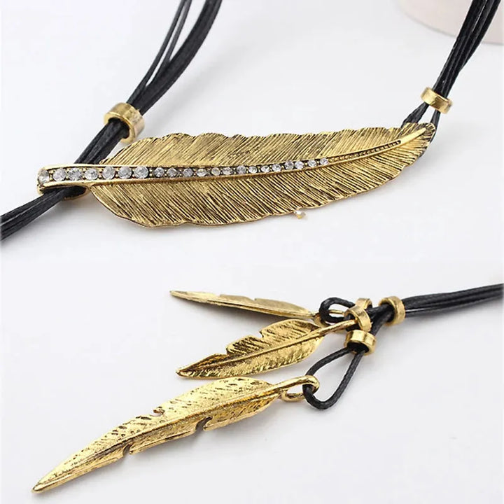 Stylische Boho-Feder-Halskette, ideal als Geschenk oder Statement-Schmuck für jeden Anlass.