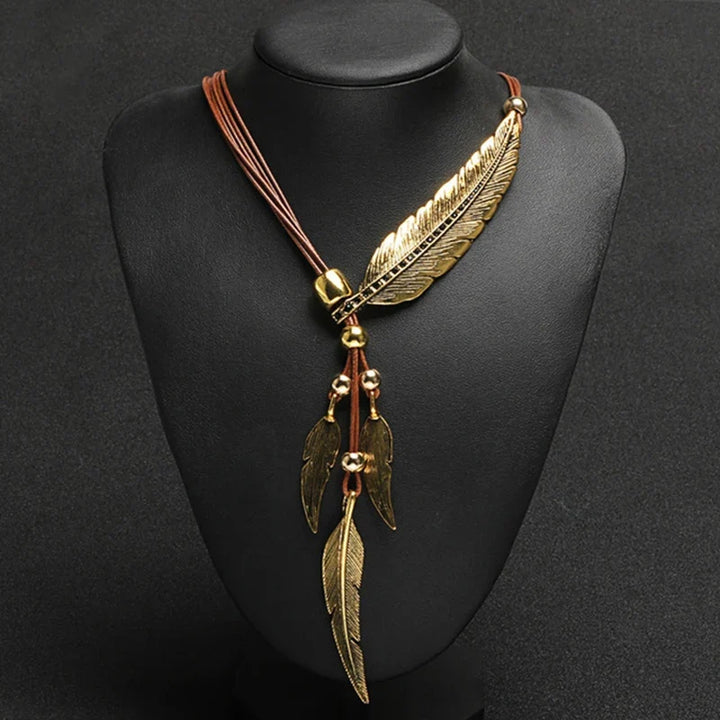 Unisex Boho-Feder-Halskette mit Lederband, perfekt als Statement-Schmuck für Damen & Herren.