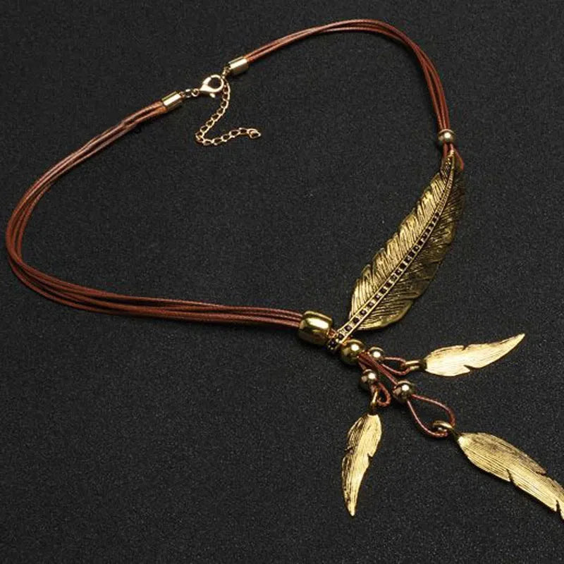 Boho-Halskette mit filigraner Feder, vielseitig tragbar für Damen & Herren, Natur-inspiriert.