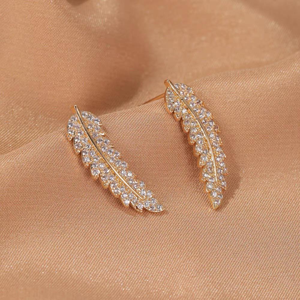 Elegante Damenohrringe mit spirituellem Engelsflügel-Design. Zeitloser Schmuck, ideales Geschenk für Frauen.