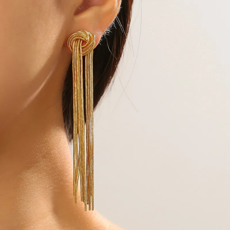Elegante silberne Damen-Quasten-Ohrringe mit detailreichem Knoten, ein luxuriöses Modeaccessoire.