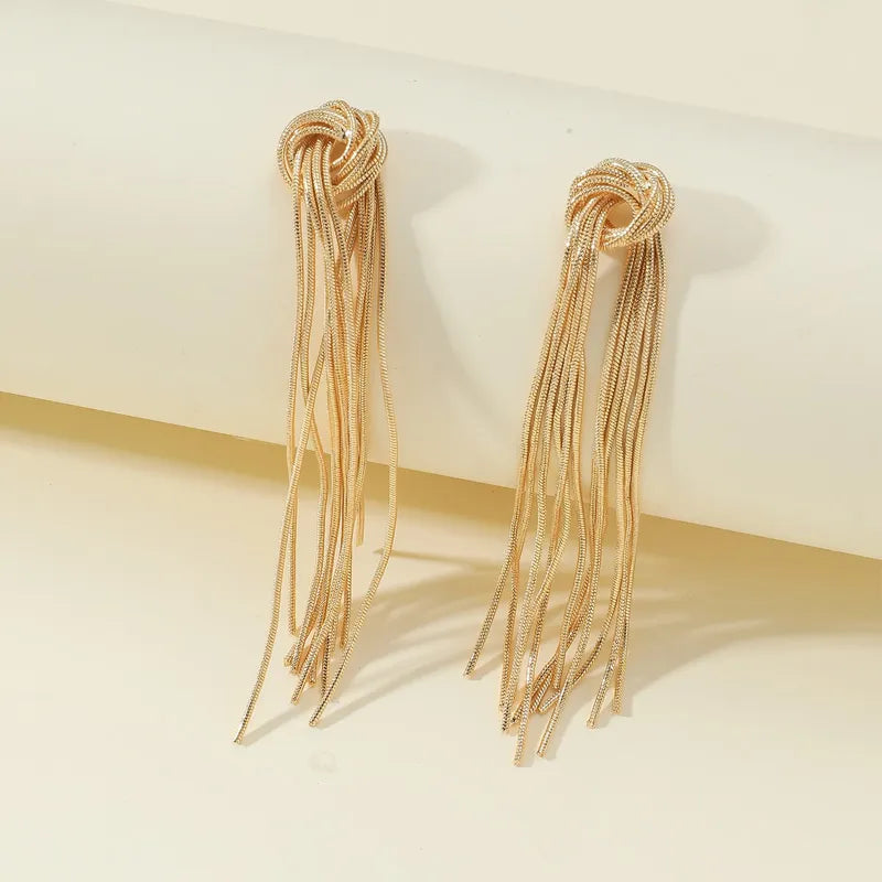 Silberne Statement-Ohrringe für Damen: luxuriöse lange Quasten und eleganter Knoten, ein Must-have.